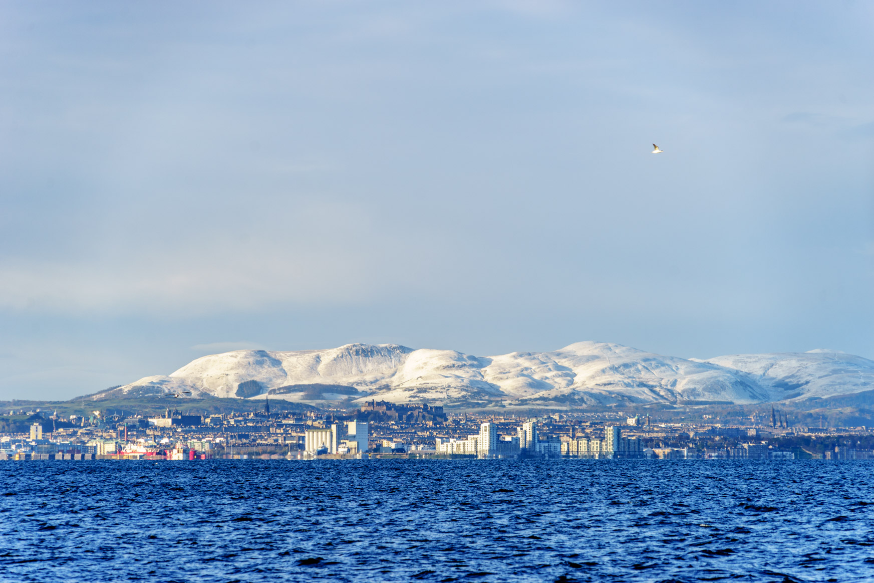Schnee auf den Bergen rund Edinburgh