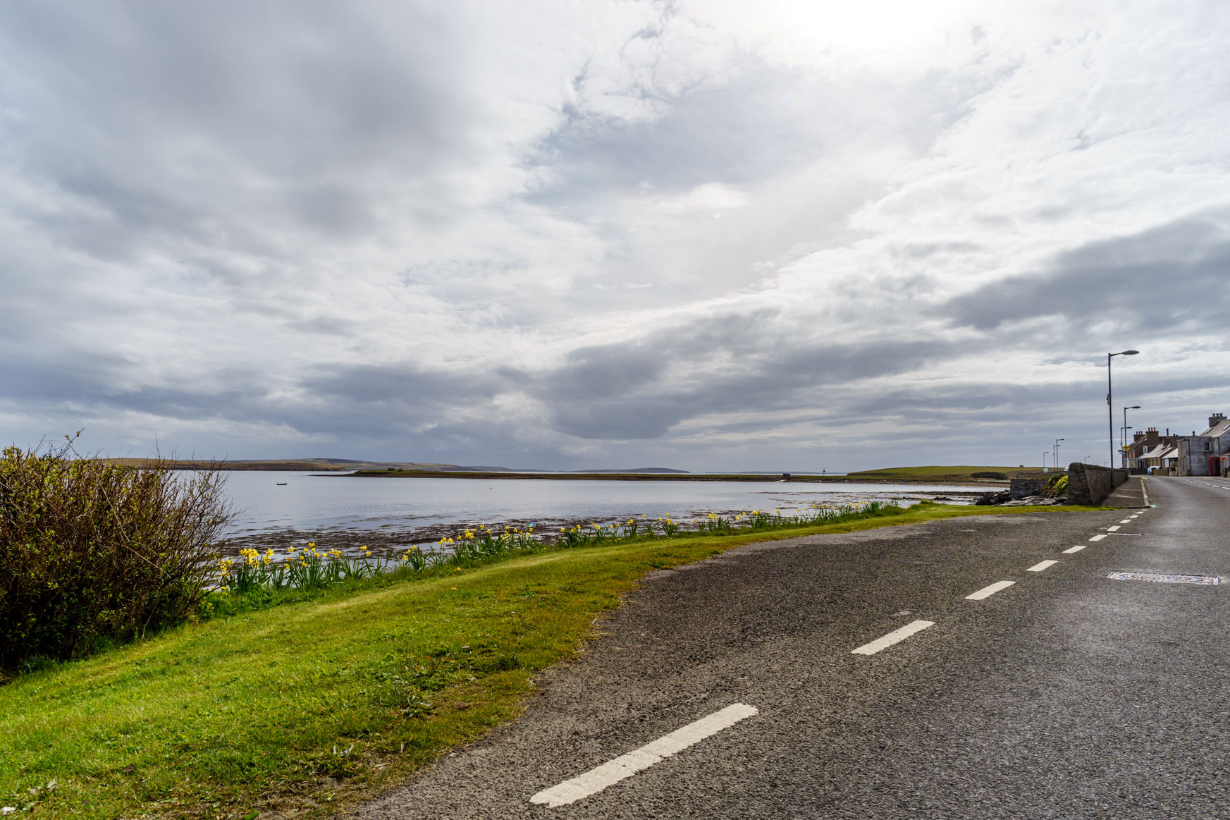 Warten auf den Bus mit schöner Aussicht in die Scapa Flow