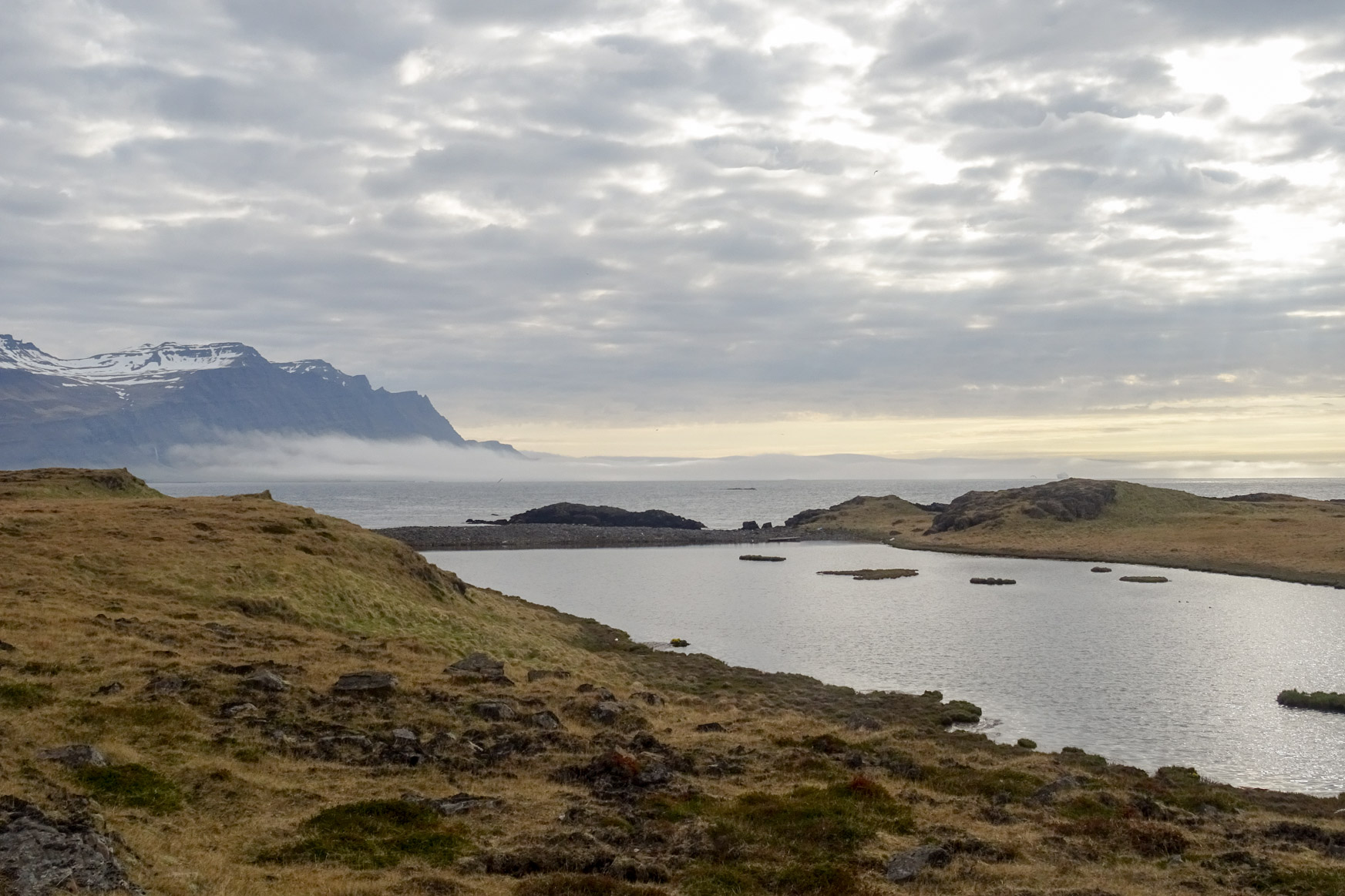 Seenebel auf dem Weg in den Fjord