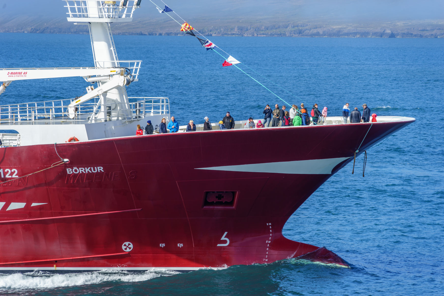 Auch auf den anderren Trawlern ist viel los