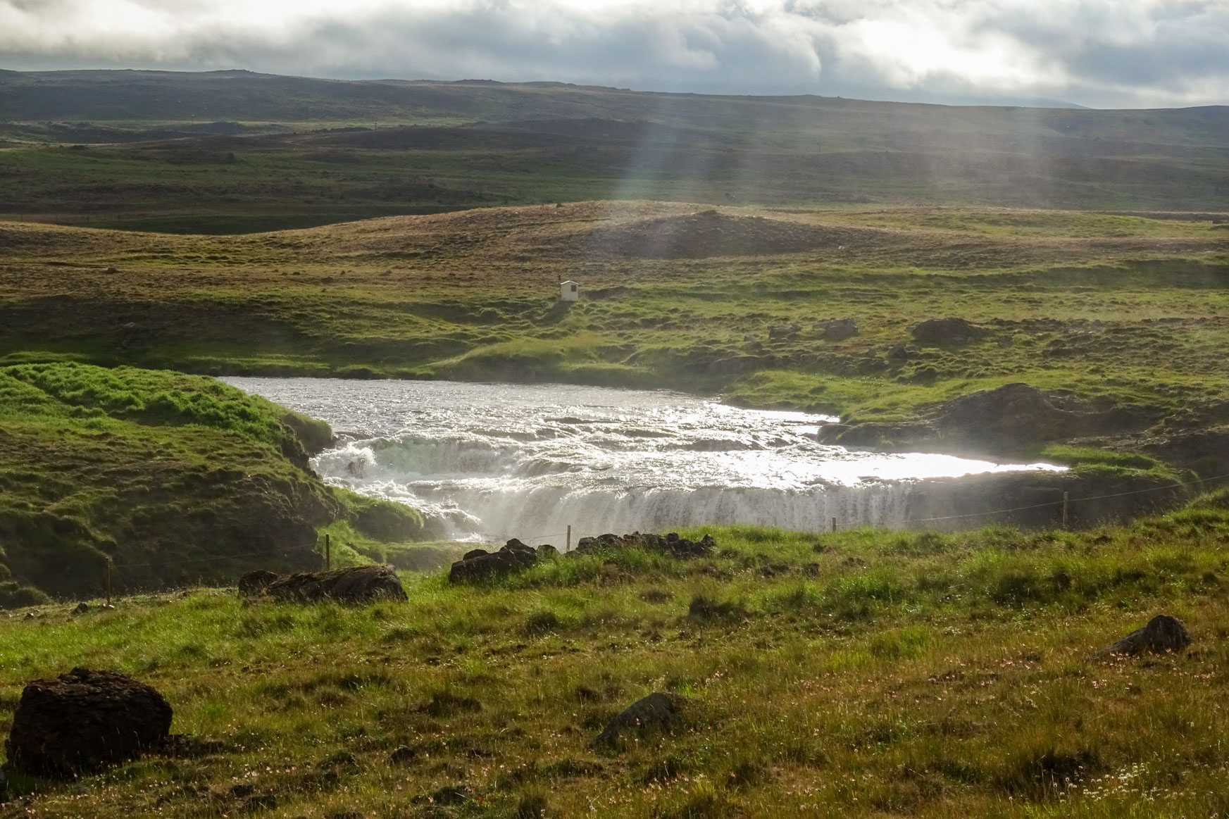 Der Wasserfall sorg für die Geräuschkulisse am Hot Pot