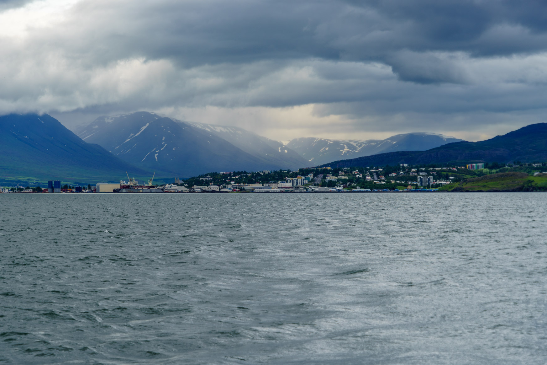Blick zurück auf Akureyri ...