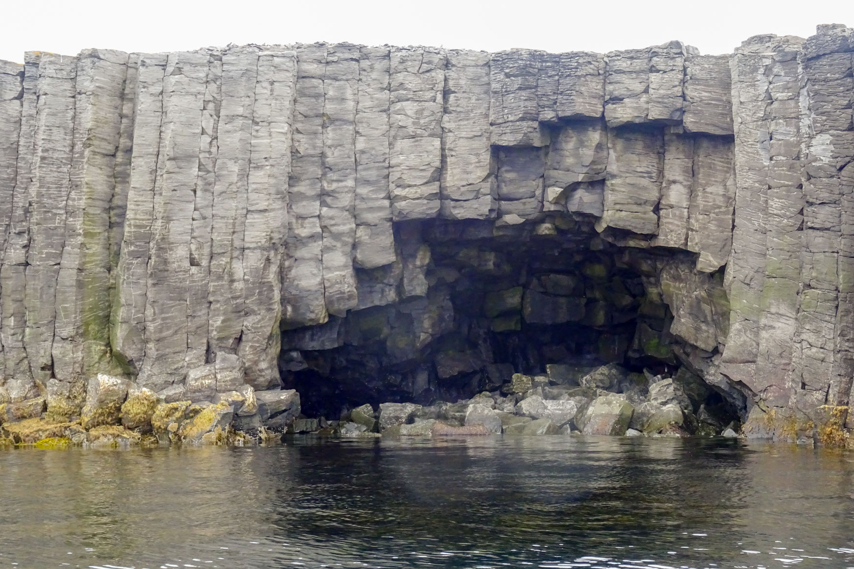 Höhle im Basalt