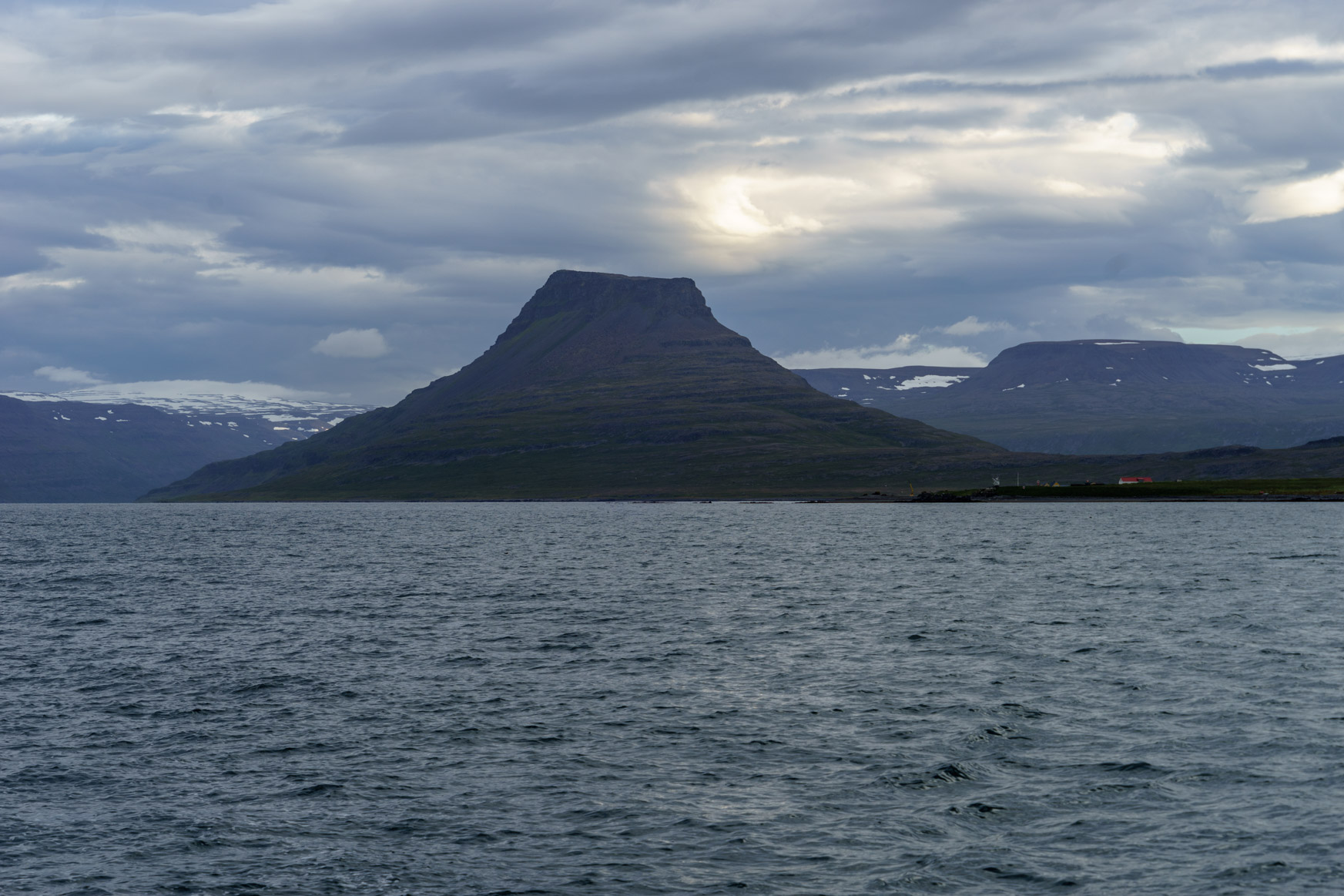 Berg Hestur am Eingang des Seydisfjördur