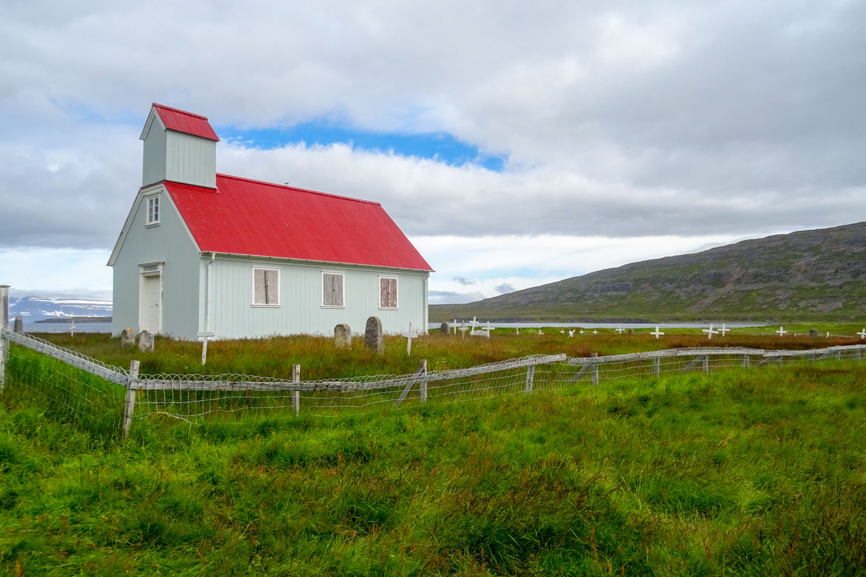 Kirche auf der Moräne Eyri