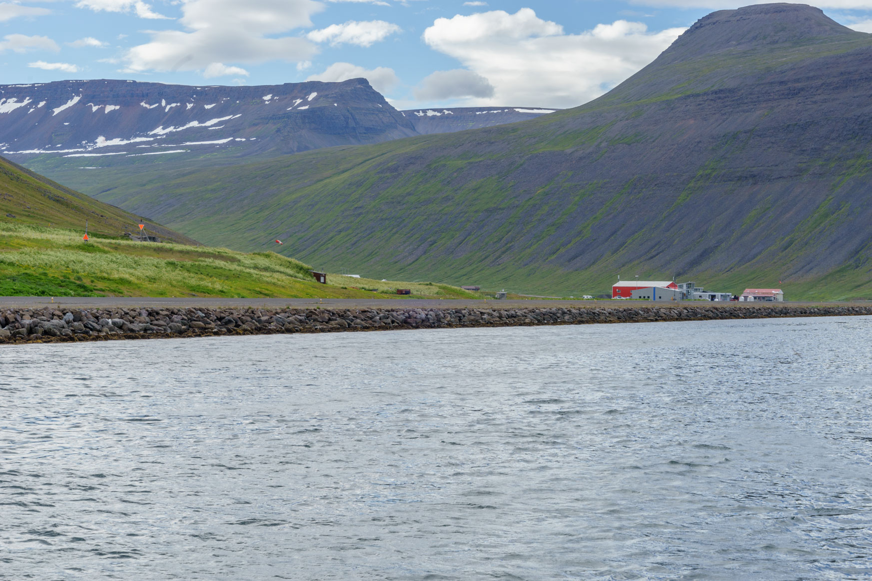 Landebahn des Flughafens in Isarfjörður