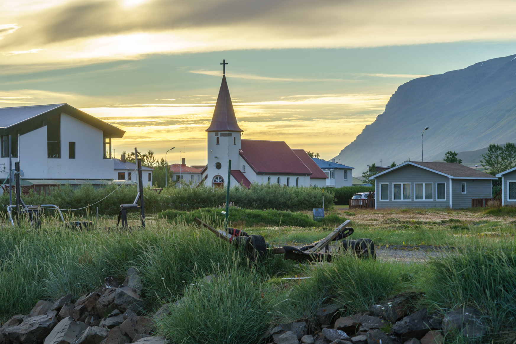 Die Kirche von Flateyri in der immer noch scheinenden Mitternachtssonne