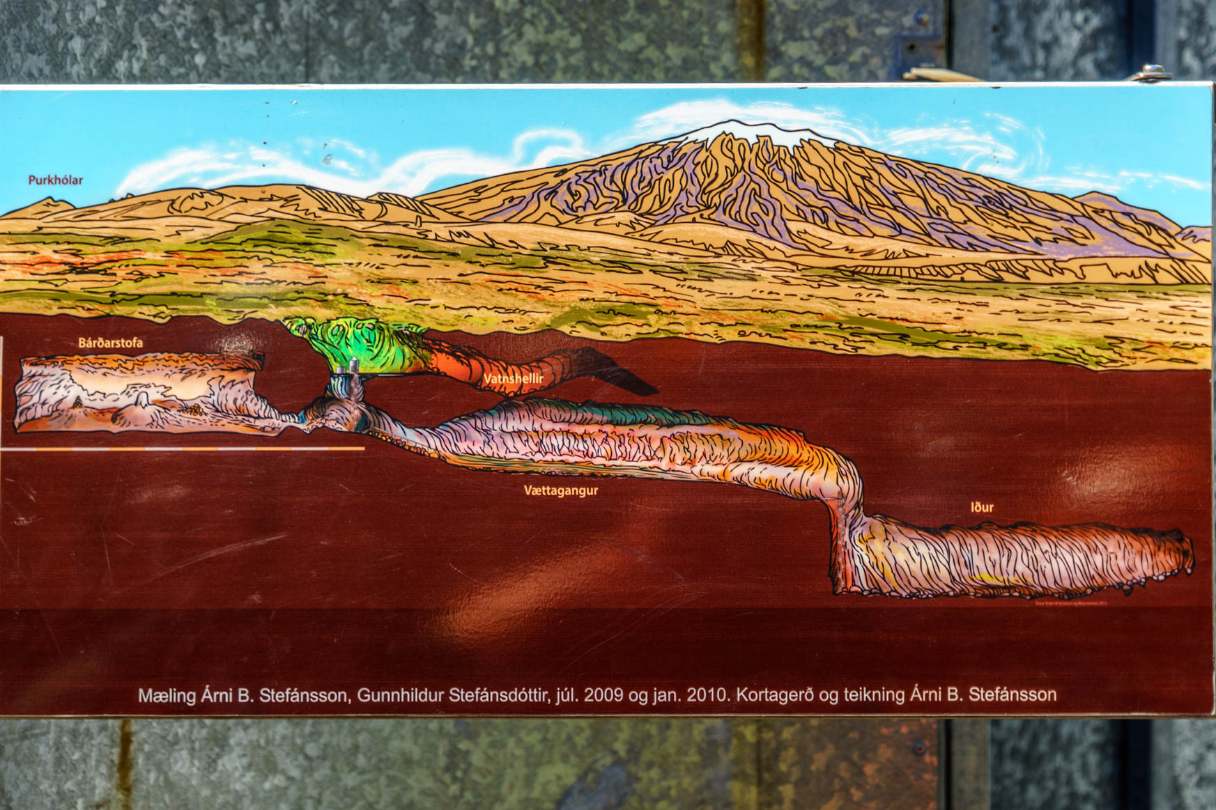 Vatnhellir-Höhle: 35m tief, 200m lang und drei begehbare Höhlen