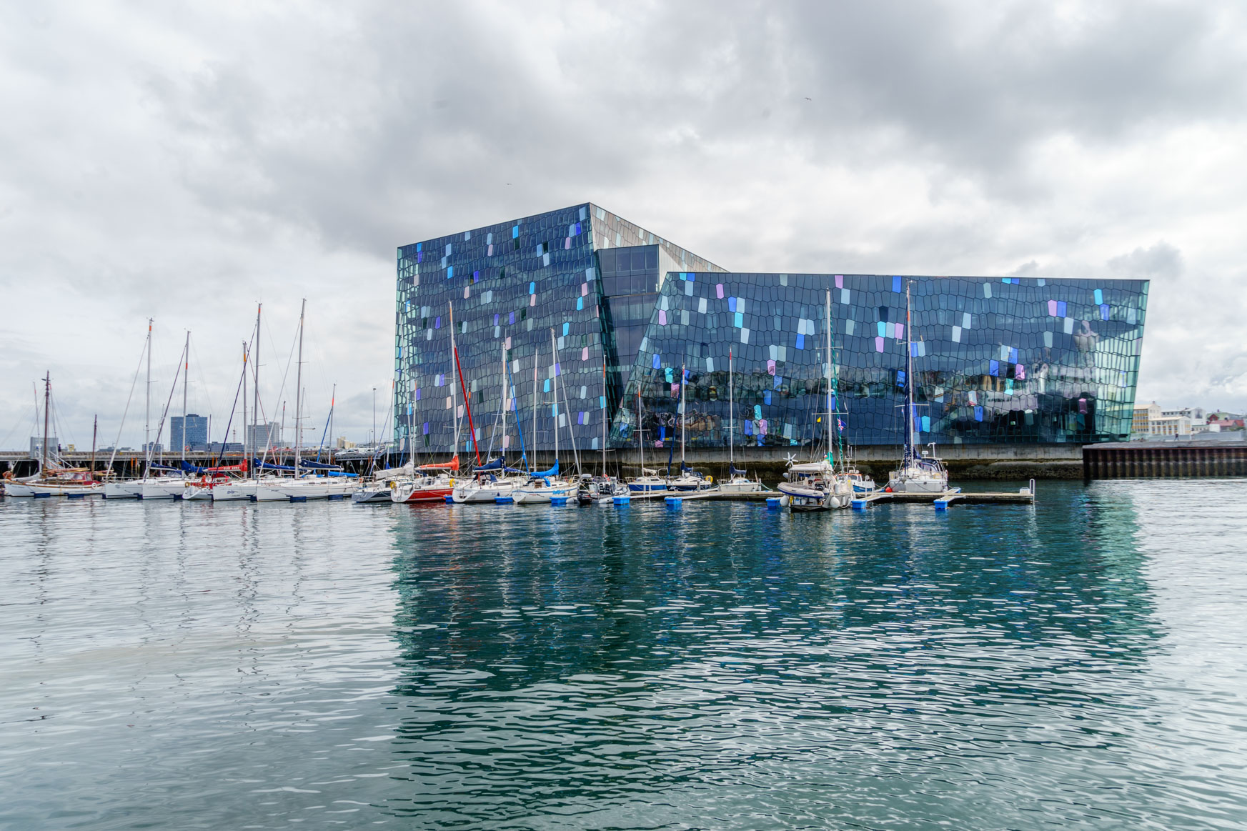 Sportboothafen vor der Harpa