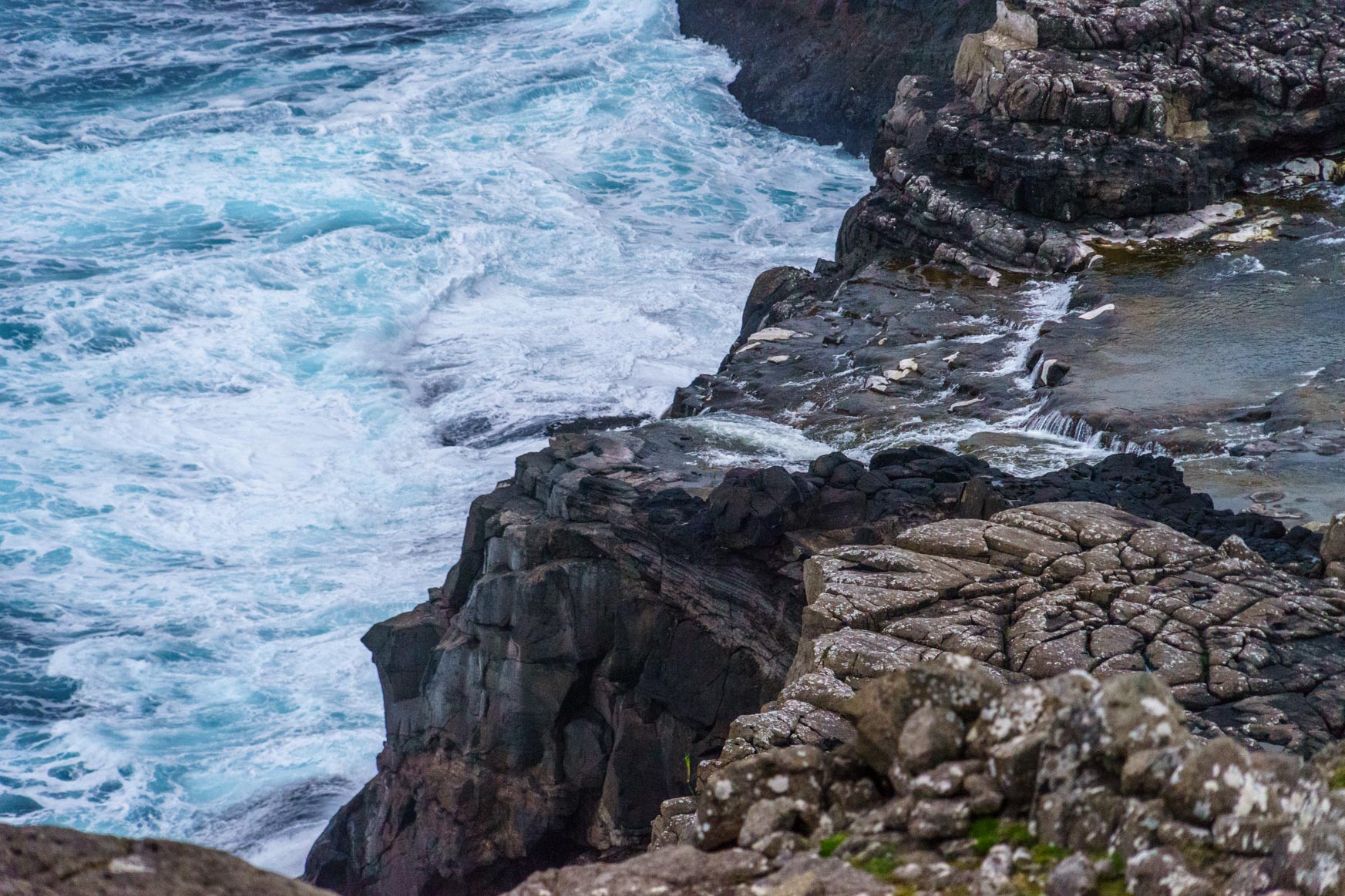 Kaum zu erkennen - aber hier stürzt der Wasserfall in den Atlantik