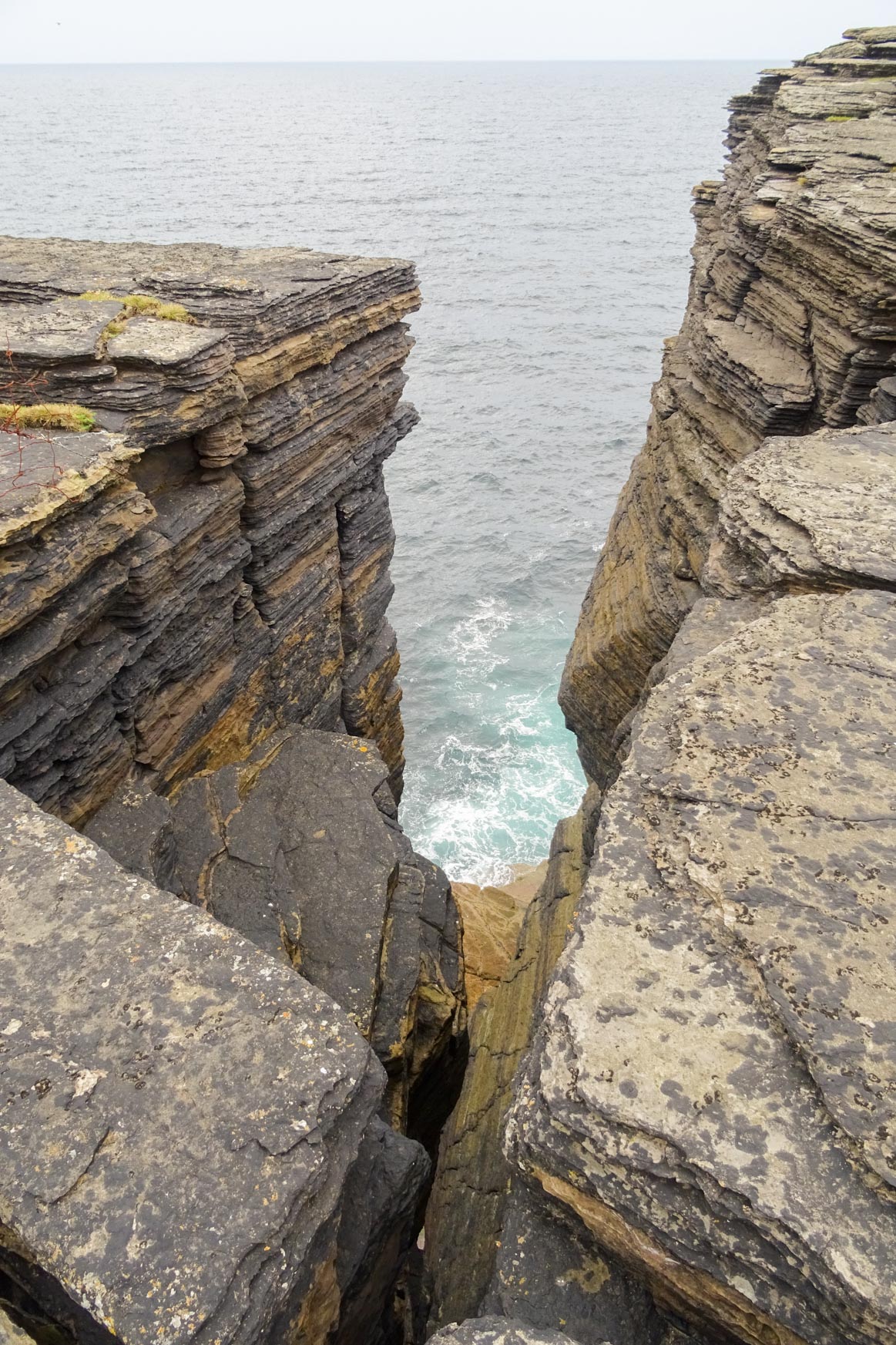 ... tiefe Schlucht an den Klippen