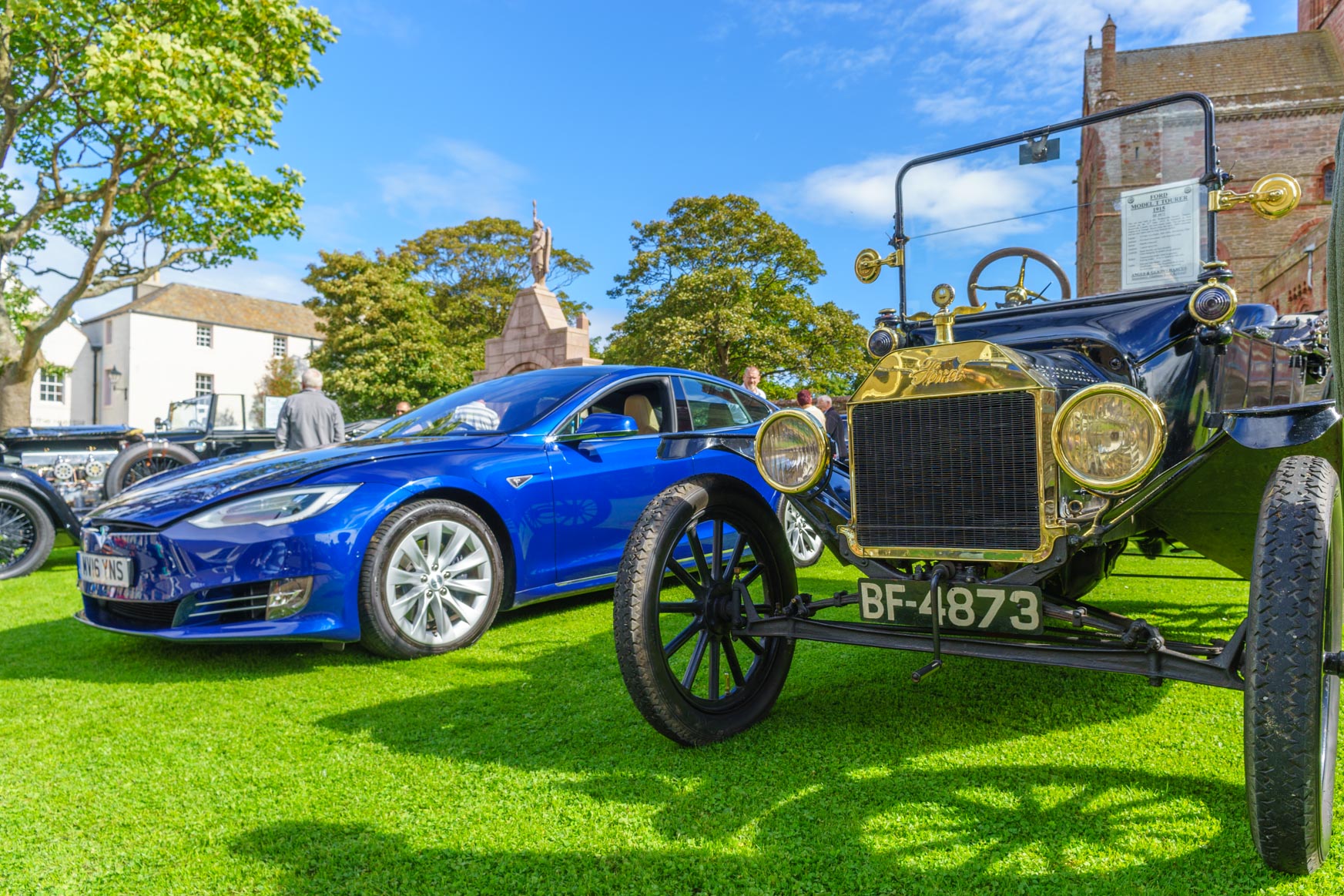 Tesla S 2016 und Ford T 1915